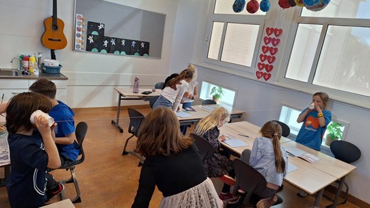 De groepen 4 maken planeten en ruimtetelefoons! ๐๐ช