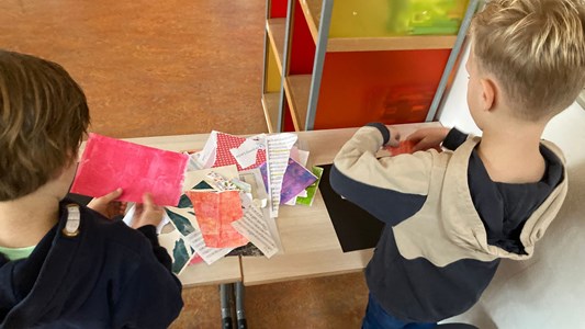 Gister kregen de groepen 3 heel bijzonder bezoek: er kwam een echte illustrator langs! โ๐ป