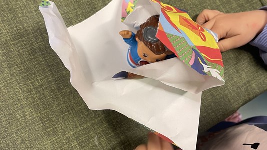 De peuters helpen Sinterklaas ๐๐ช