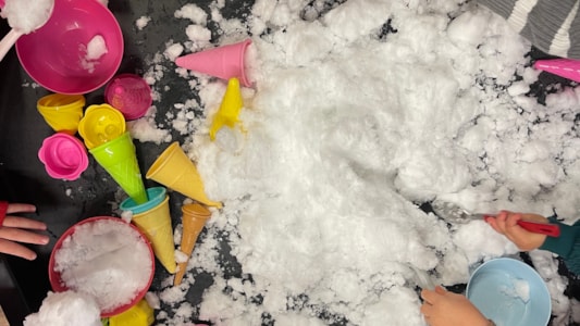 De peuters spelen en verven met de sneeuw! βοΈβοΈ