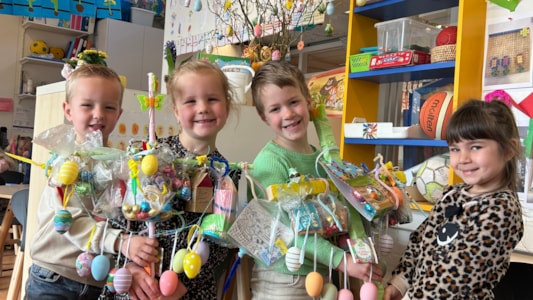De kleutergroepen hebben prachtige Palmpasen stokken gemaakt! β¨