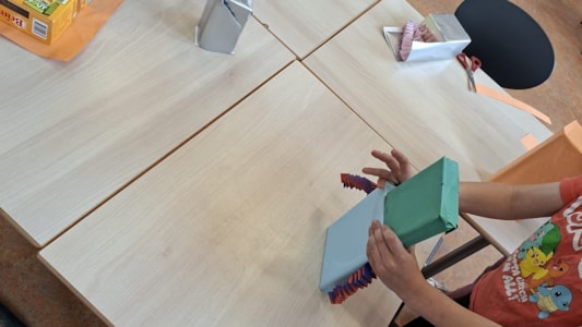 De kinderen in groep 4 ontwerpen en maken hun eigen robot. ๐ค๐ฆพ