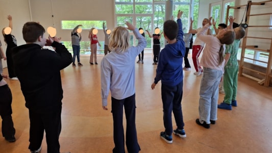 Maandag hadden de groepen 6 dansles. Ze dansten op Hollandse muziek die goed aansloot bij het thema. π³π±πΆ