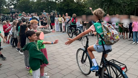 Groep 4 zwaaide de toppers van groep 8 uit en wenste ze een geweldig kamp toe! π₯°