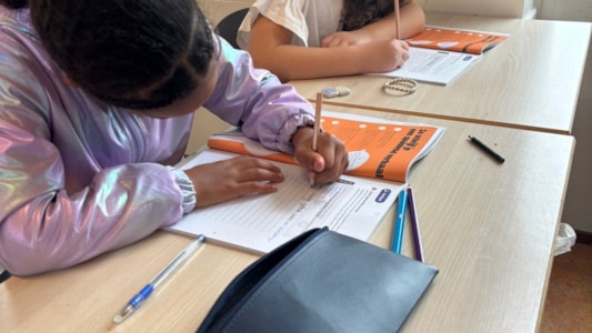 In de groepen 5 zijn de kinderen bezig met het schrijven van een spannend verhaal.π