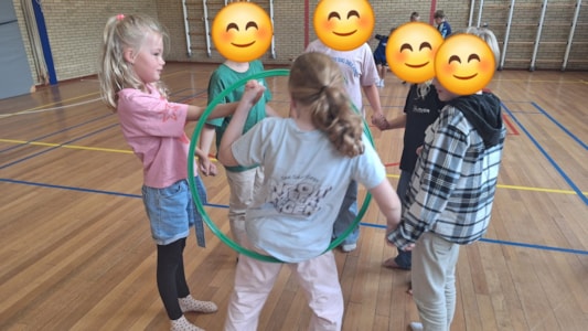 De kinderen uit groep 6 zijn momenteel met Hiro bezig met verschillende samenwerkingsspellen. π₯π€π»