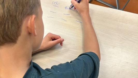 Groep 7a maakte het getallendictee op tafel ποΈ en we genoten van een spetterend optreden van Riley.
