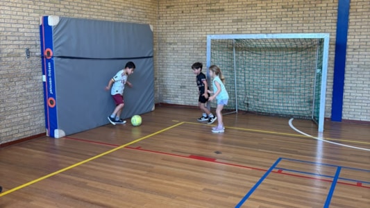 Lekker gymmen bij juf Paula, de kinderen kijken hier elke week weer naar uit! π€ΈπΌβ½οΈ